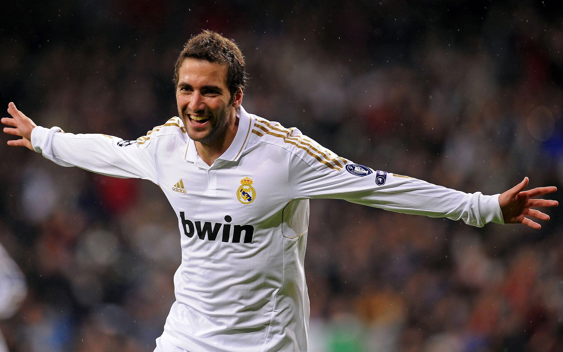 技术型中场在三角结构中如鱼得水，技术型中锋